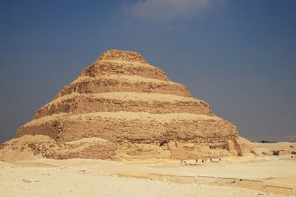 Lăng mộ của nữ hoàng Hetepheres – mẹ của Khufu (pharaoh đã xây dựng Đại kim tự tháp) được xây dựng tỉ mỉ hơn một chút với một chiếc giường và hai chiếc ghế trang trí bằng vàng, đồ gốm, công cụ bằng đồng thu nhỏ.