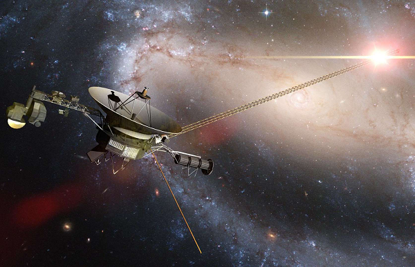 NASA hiện vẫn chưa biết Voyager 1 đã đụng độ phải thứ gì khiến nó bối rối đến thế. Có 2 khả năng được đưa ra, một là tàu trục trặc thật, hai là không gian mà nó vừa bay vào chứa đựng những bí ẩn thú vị, những điều mà con tàu tạm thời chưa thích nghi được.