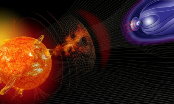 Những vụ phóng khối lượng đăng quang (CME) dưới dạng một quả cầu lửa làm bằng plasma khổng lồ có thể đi sau bão địa từ, do đó trong vài ngày tới rất có khả năng bầu trời phương Bắc lại được thắp sáng bởi cực quang.