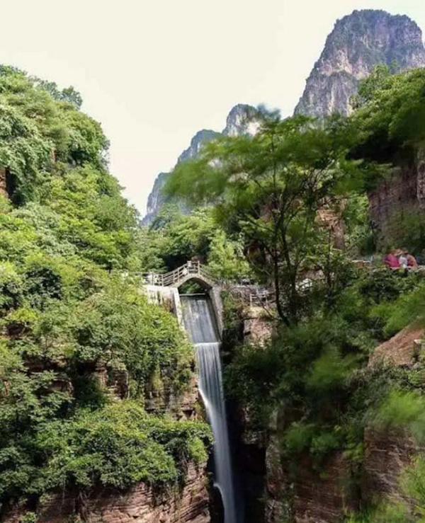 Ở giữa những ngọn núi bao quanh, người dân làm ruộng bậc thang để canh tác. Có một dòng sông nhỏ, nếu đứng từ trên cao người ta sẽ cảm thấy dòng sông như con rồng dài đang nằm ở đáy giếng.