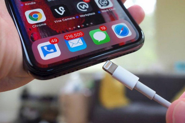 Có nguồn tin khẳng định Apple sẽ bỏ cổng Lightning để đi đến thiết kế không cổng, áp dụng tính năng sạc MagSafe. Nhưng khi đó, người dùng vẫn cần một cáp sạc chuyên dụng. Vì vậy, USB-C vẫn hữu ích hơn.