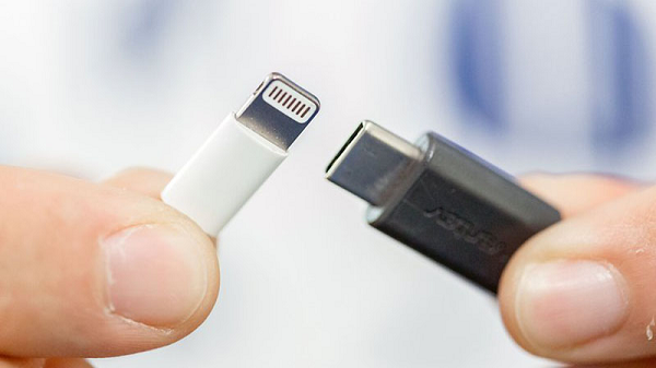 Apple đã áp dụng USB-C cho hầu hết các sản phẩm của mình từ iPad, MacBook đến AirPods. Tuy nhiên, iPhone vẫn sử dụng cổng Lightning để kết nối và sạc. Do đó, người dùng sẽ phải mua một loại cáp khác khi muốn sạc, khiến iPhone trở nên hơi lỗi thời.