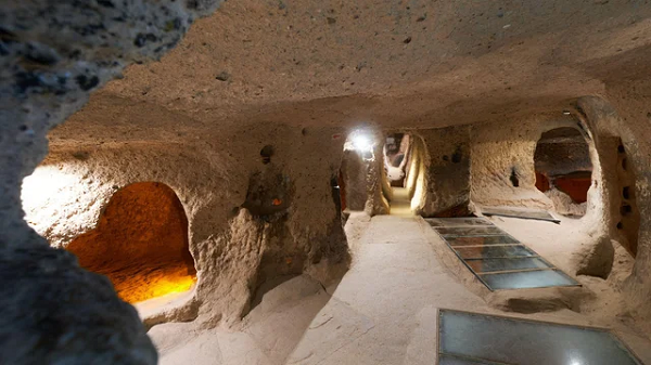 Có thể người Phrygian di cư đến Tiểu Á từ vùng Balkan đã xây dựng thành phố ngầm Derinkuyu trong giai đoạn từ năm 1.200 TCN đến năm 800 TCN. Sau đó, người Ba Tư, Macedonia, Hy Lạp, Armenia, Syria mới có mặt tại Cappadocia.