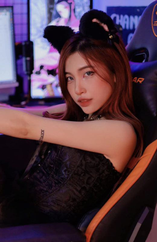 Cô được biết đến với kỹ năng chơi game xuất sắc, đặc biệt ở vị trí xạ thủ với tướng tủ Elsu. (Ảnh: gamek)