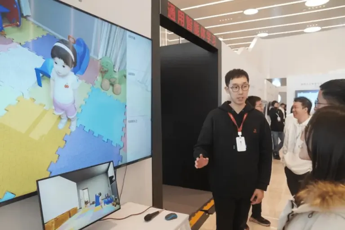 Nhà khoa học Zhu Songchun, người sáng lập BIGAI, định hướng nghiên cứu AI tổng quát nhằm phát triển AI có khả năng nhận thức thực tế.(Ảnh:Maomaohype)