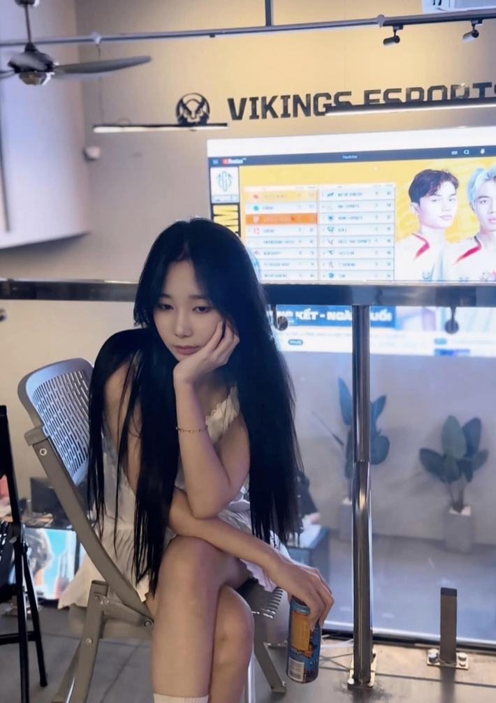Cô chia sẻ rằng mình thi đấu với tinh thần vui vẻ, kết nối với đồng đội và đặc biệt là để ủng hộ PUBG – tựa game gắn bó từ những ngày đầu stream. Dù háo hức với thử thách mới, cô cũng bày tỏ lo ngại về những bình luận tiêu cực trên mạng xã hội.(Ảnh: thethao247.vn)