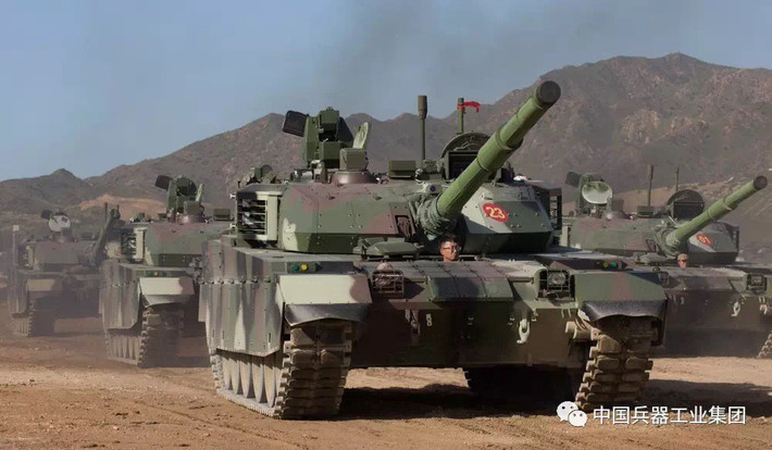 VT4 là loại xe tăng chiến đấu chủ lực do Trung Quốc sản xuất chuyên để xuất khẩu. Loại xe tăng được thiết kế bởi NORINCO này sử dụng động cơ diesel tăng áp làm mát bằng chất lỏng có công suất 1300 mã lực (nhiều nguồn nói động cơ này chỉ 1200 mã lực). Nguồn ảnh: Defence.