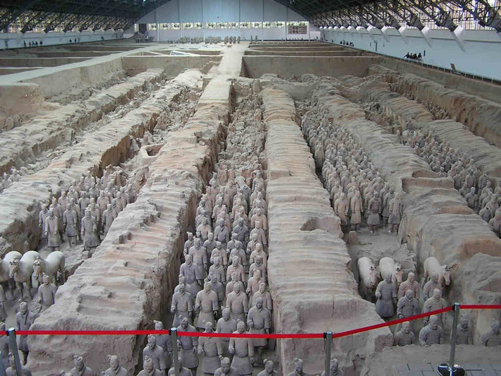 1. Lo ngại về hủy hoại lăng mộ: Các nhà khảo cổ lo ngại rằng việc mở mộ Tần Thủy Hoàng có thể gây hỏng hoặc hủy hoại lăng mộ cũng như các di tích bên trong.