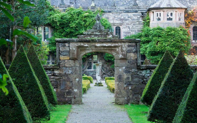 6. Lâu đài Gwydir, Xứ Wales Nằm dưới chân ngọn đồi Snowdonia, lâu đài lộng lẫy này có niên đại từ thế kỷ thứ 15 và từng là nơi ở dành cho các thành viên hoàng gia. Tòa nhà cũng là một trong những địa điểm ma ám nổi tiếng nhất Xứ Wales, bao gồm bóng ma của một người hầu gái bị giết bởi ông chủ giàu có của ngôi nhà.