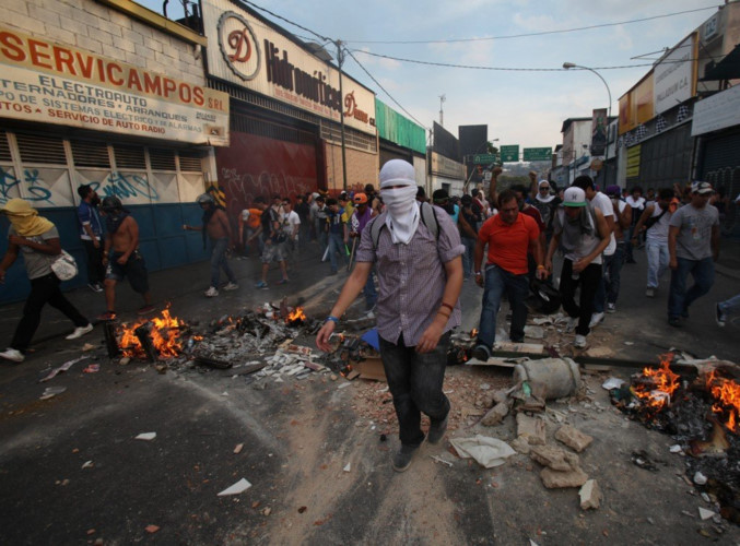 Caracas, Venezuela, có tỷ lệ tội phạm cao. Chính phủ đã cảnh báo khách du lịch trước khi viếng thăm thành phố. Bắt cóc xảy ra phổ biến, mặc dù phần lớn nạn nhân là người dân địa phương. Các vụ tấn công bạo lực đang gia tăng trong vài năm qua. Caracas là nơi vô cùng nguy hiểm, với 122 người chết trong số 100.000 công dân.