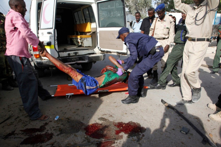 Mogadishu, Somalia, luôn được biết đến vì bạo lực và bị chiến tranh tàn phá, tất cả là do cuộc nội chiến từ nhiều thập kỷ. Cướp có vũ trang, cướp biển và bắt cóc là những sự cố phổ biến. Hiện nay, mỗi năm có 62 trong số 100.000 người bị giết.