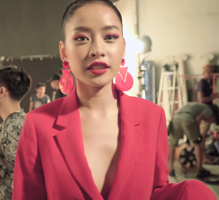 Mới đây, hot girl Chi Pu đã tung ra đoạn clip hậu trường của sản phẩm âm nhạc này. Tuy nhiên, bên cạnh những khoảnh khắc vô cùng "nhắng nhít" của cô, không ít người hâm mộ tinh ý nhận ra điểm khác biệt trong vóc dáng cô nàng. Diện thiết kế xẻ sâu táo bạo, Chi Pu khiến mọi người không khỏi chú ý trước vòng một nảy nở một cách rõ rệt, càng khẳng định việc cô đã can thiệp "dao kéo".
