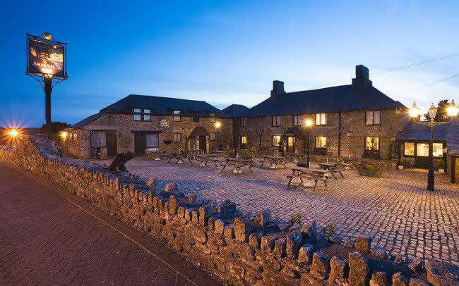 5. Khách sạn Jamaica Inn, Anh Với quá khứ của những kẻ buôn lậu, khách sạn Jamaica Inn được biết đến với các truyền thuyết về hồn ma. Giá thuê phòng trong khách sạn được xây dựng từ năm 1750 này từ 85 USD vào đêm Halloween.