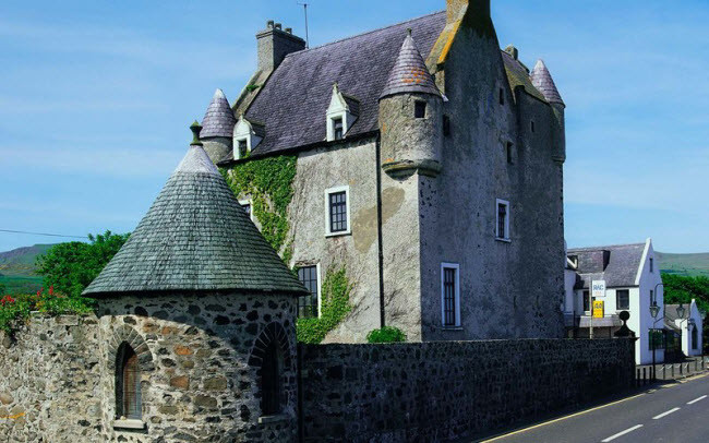 3. Lâu đài Ballygally, Ireland Chỉ cách thành phố Belfast 35 phút di chuyển bằng ô tô, lâu đài Ballygally được xây dựng từ thế kỷ thứ 17 và có hướng nhìn tuyệt đẹp xuống vịnh Ballygally. Hồn ma của bà Isabella Shaw được cho là lang thang qua các căn phòng, sau khi bà bị giam cầm tại đây bởi người chồng độc ác. Du khách có thể thuê phòng vào đêm Halloween với giá 145 USD.