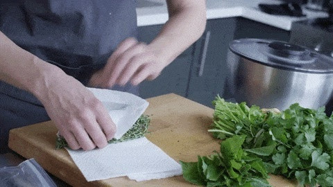 Để trữ rau được tươi lâu hơn Đặc biệt là các loại rau thơm như hành ngò. Nếu muốn chúng tươi lâu hơn trong tủ lạnh, bạn hãy gói chúng trong một chiếc khăn giấy ướt trước khi cất nhé. Chúng sẽ luôn tươi giòn như mới trong lần sử dụng kế tiếp.