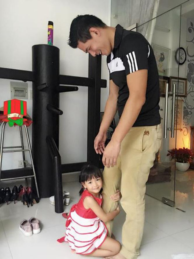 Bình Minh thường dành nhiều thời gian chơi cùng hai con bên cạnh việc đi diễn, đóng phim và làm MC.