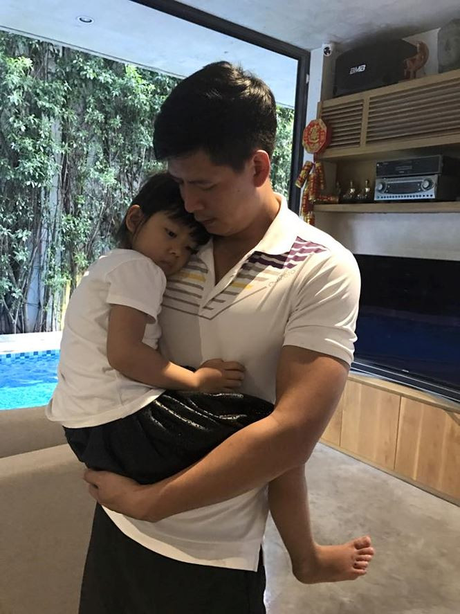 Hồ bơi được thiết bế bên ngoài và chạy song song với chiều dài của căn biệt thự.