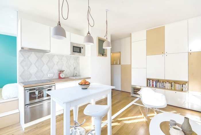 Căn hộ chỉ vỏn vẹn 30m2 nhưng vẫn cực kỳ thoáng rộng với 2 gam màu vàng- trắng làm chủ đạo. Bếp trong căn hộ tuy nhỏ nhưng vẫn đầy đủ tiện nghi với đủ bếp từ, lò vi sóng, tủ bếp để cất trữ đồ đạc.