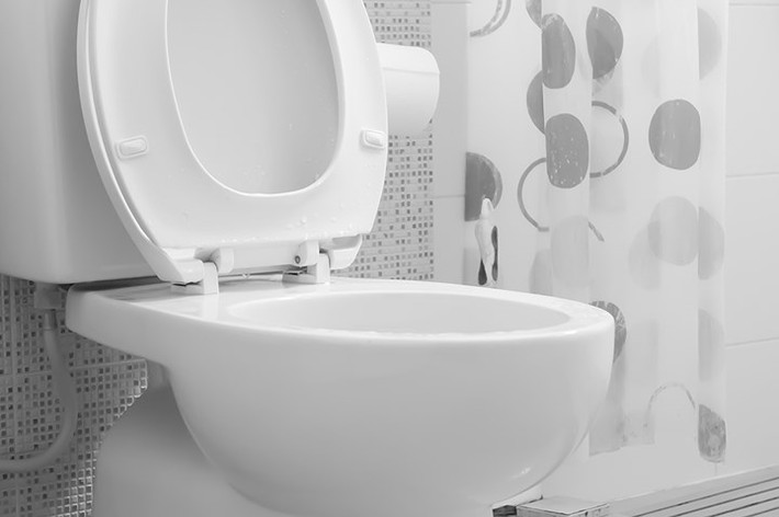 Không giữ sạch nhà vệ sinh. Hãy tưởng tượng cô ấy vào nhà vệ sinh mà trước đó anh ta không biết giữ sạch sẽ. Cảm giác thật ghê sợ.