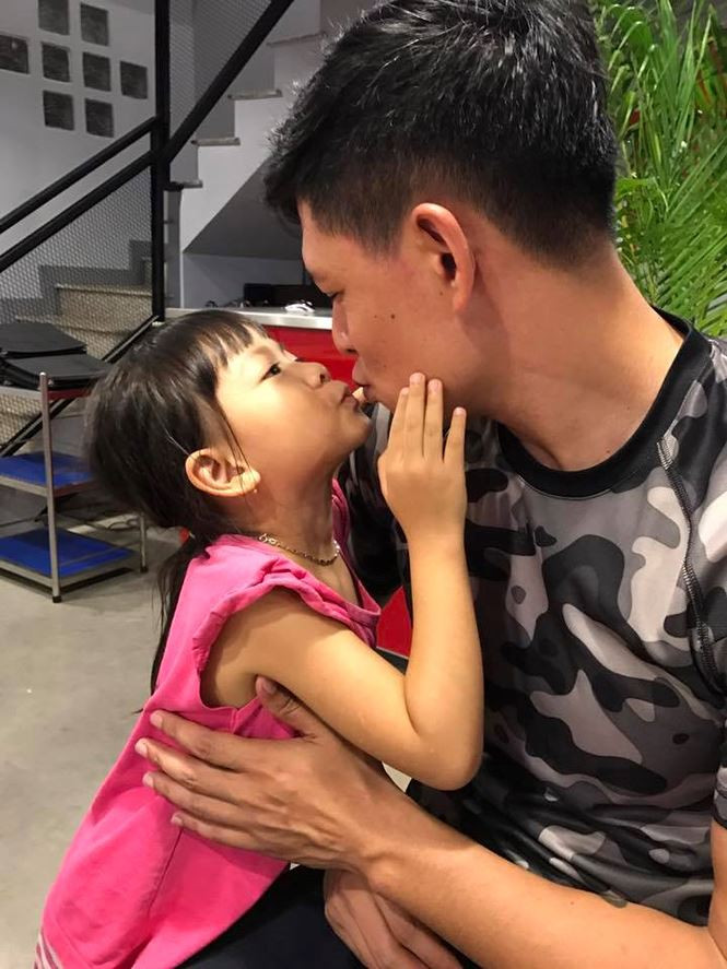 Trong nhà và xung quanh nhà được trồng nhiều cây xanh, giỏ hoa nhỏ.