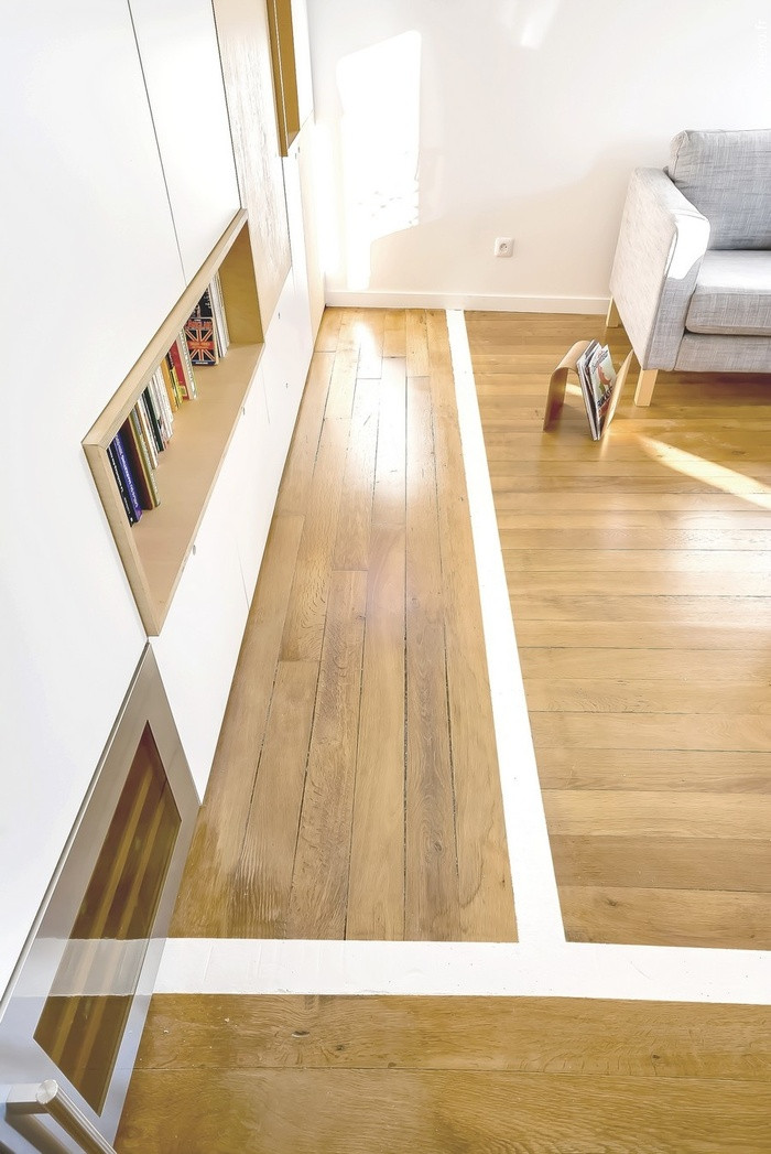 Kiến trúc sư đã lắp đặt hàng loạt kệ nhỏ bên trong nhà tắm để giúp chủ nhà cất trữ đồ đạc.