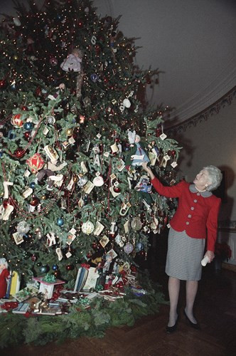 Đệ nhất phu nhân Barbara Bush bên cây Giáng sinh trong Phòng Xanh ở Nhà Trắng ngày 12/12/1989. Ảnh: AP.
