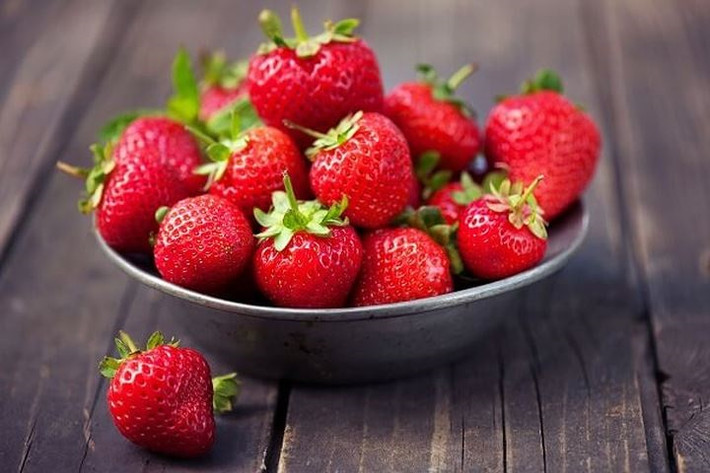 3. Dâu tây Chất chống oxy hoá anthocyanin và ellagitannin có nhiều trong dâu tây. Những chất này giúp loại bỏ các gốc tự do có hại cho cơ thể, đồng thời ngăn ngữa lão hóa cực tốt.