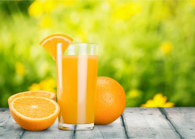 7. Cam Trung bình trong 100g cam sẽ chứa khoảng 87,6g nước, 1.104 mg carotene – một chất chống oxy hóa cao và nhiều vitamin cũng như khoáng chất có lợi khác. Cam, quýt, chanh hay bưởi đều là những loại quả tốt cho tim mạch, ngăn ngừa lão hóa và giảm cân hiệu quả đồng thời còn giúp phòng chống ung thư và xơ cứng động mạch.