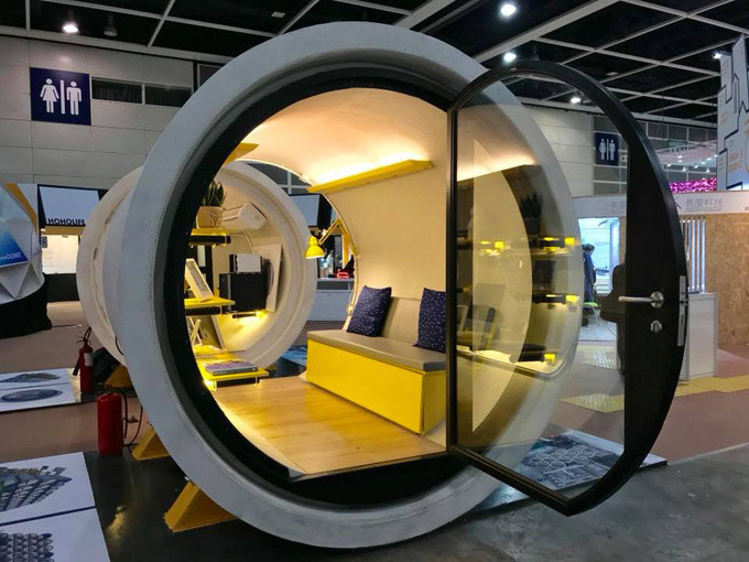 Tổng diện tích của căn hộ là 9,3 m2 bao gồm đầy đủ phòng khách, phòng ngủ, bàn làm việc, phòng tắm và cả nơi lưu trữ đồ đạc.