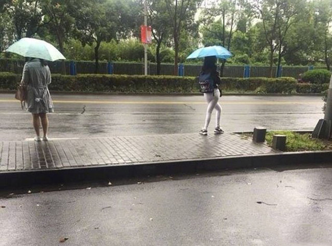 Úi giời, đứng cũng phải "xoắn quẩy" mới chịu.
