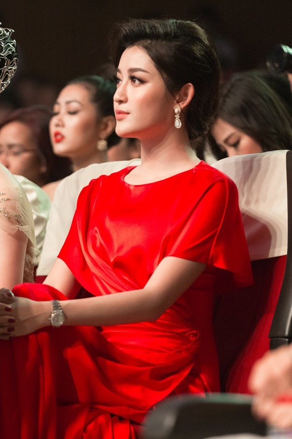 Hình ảnh Huyền My trong cuộc thi. Người đẹp diện đầm đỏ rực rỡ kết hợp phụ kiện là đồng hồ Rolex và nhẫn kim cương sang chảnh.