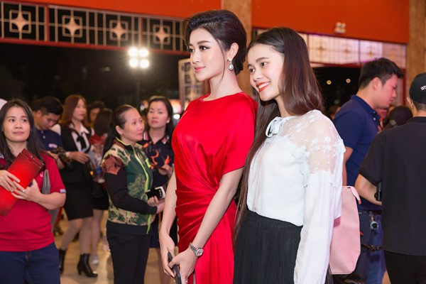 Không giống với hình ảnh thiếu thân thiện mà Huyền My mới vướng phải ồn ào trước đó, lần xuất hiện mới này, cô nàng rất cởi mở và thoải mái tạo dáng chụp hình cùng fan.