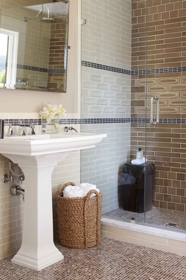 Các khu vực chức năng cần tách biệt một cách khéo léo để tránh ảnh hưởng đến việc sử dụng của nhiều người cùng một lúc. Phòng tắm tuy nhỏ nhưng vẫn khiến mọi người luôn cảm thấy thoải mái nhờ việc chọn lựa màu sắc phù hợp, cất trữ đồ đạc một cách khéo léo.