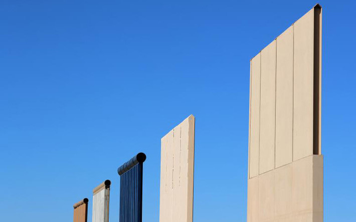Phần trên của 5 trong số 8 nguyên mẫu bức tường biên giới Mỹ - Mexico.