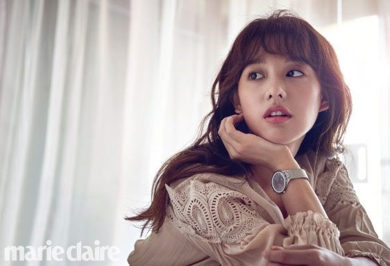 Kể từ sau hai vai diễn gây chú ý trong "Những người thừa kế" và "Hậu duệ mặt trời", Kim Ji Won vụt sáng thành sao trên bầu trời màn ảnh Hàn Quốc.