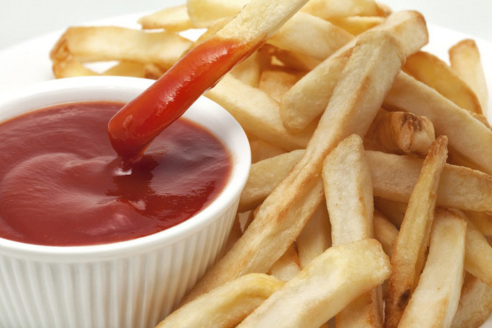 Nước xốt cà chua mà các nước phương Tây vẫn hay sử dụng, với tên gọi ketchup, bắt nguồn từ Trung Quốc. Ảnh: Cheat sheet.