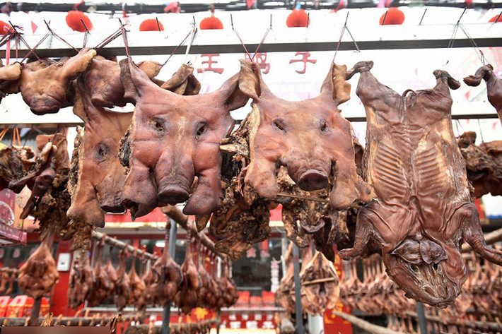 Trung bình một ngày ở Trung Quốc, người ta tiêu thụ 1,7 triệu con lợn. Ảnh: Chinafotopress.