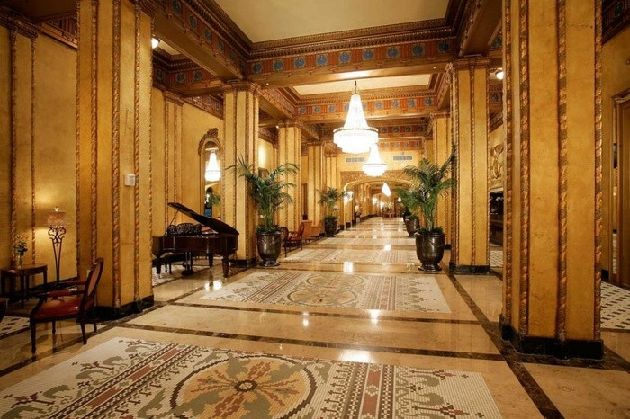 Khách sạn Roosevelt (New Orleans, Mỹ) Khách sạn Roosevelt là điểm đến nghỉ dưỡng hoàn hảo cho mẹ bầu. Bạn có cơ hội thưởng thức ẩm thực, nghe nhạc jazz, tận hưởng dịch vụ spa trọn gói trước khi sinh. Bạn và chồng sẽ có những giây phút khó quên khi nghỉ ngơi trong khách sạn Roosevelt.