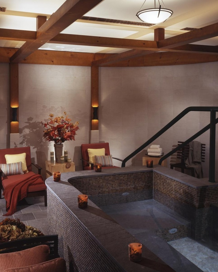 Khu nghỉ dưỡng núi Stowe (Stowe, Vermont, Mỹ) Đây là địa danh thu hút du khách tới vào mùa đông. Khu nghỉ dưỡng núi Stowe được biết đến với nhiều hoạt động thú vị như trượt tuyết, đi bộ đường dài, xe đạp leo núi, chơi golf. Nơi đây còn có dịch vụ spa đẳng cấp thế giới cũng như cung cấp đủ phương pháp điều trị thai sản thân thiện cho mẹ bầu. Bạn có thể mát-xa, tẩy tế bào chết bằng hạt chia, mát-xa chân, điều trị da đầu và chăm sóc da mặt sử dụng nguyên liệu tự nhiên.