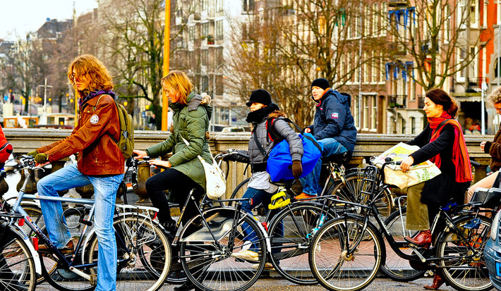 881.000: Thật lạ là trong khi cư dân thành phố chỉ có khoảng 799.400 người, Amsterdam có đến khoảng 881.000 chiếc xe đạp. Một số ước tính cho biết cứ mỗi năm lại có khoảng 100.000 chiếc xe bị mất cắp. Đây cũng là thứ bị mất trộm nhiều nhất tại thủ đô Hà Lan mà không phải tiền bạc hay tài sản vĩ đại gì khác. Ảnh: Michell Zappa/Flickr .