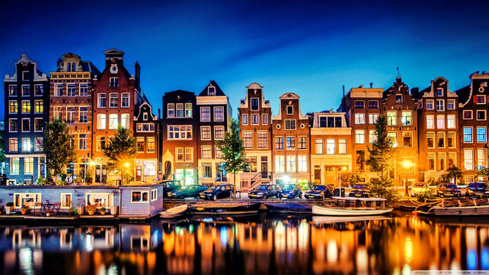 2.500: Amsterdam có khoảng 2.500 nhà thuyền neo đậu trên khắp các con kênh. Hầu hết trong số đó là nơi cư trú của người dân, một số khác dành sẵn cho du khách. Đáng chú ý, có cả một nhà thuyền chỉ dành riêng cho mèo, đó là De Poezenboot trên kênh Singel. Ảnh: Hotel Cornelisz.