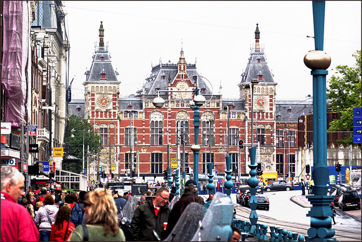 11.000.000: Là số lượng trụ gỗ ước tính nâng đỡ cho các tòa nhà ở Amsterdam. Mọi cấu trúc trong thành phố đều sử dụng những trụ gỗ dài từ 15-20 mét chôn xuyên qua bùn và cố định trong một lớp cát dày trung bình 11 m. Một ngôi nhà điển hình ở đây thường có khoảng 10 cây gỗ giúp bảo vệ nó khỏi lớp bùn lầy, trong khi nhà ga trung tâm Central Station phải cần đến gần 9.000 trụ. Ảnh: Erik Tjallinks/Flickr.