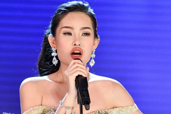 Đêm 28/10, Lê Âu Ngân Anh người đẹp đến Tiền Giang đã đăng quang Hoa hậu Đại Dương 2017. Ngay khi giành vương miện, người đẹp này đã bị gây tranh cãi vì cặp môi sưng. Cô cũng bị chê là kém sắc hơn nhiều Hoa hậu khác.