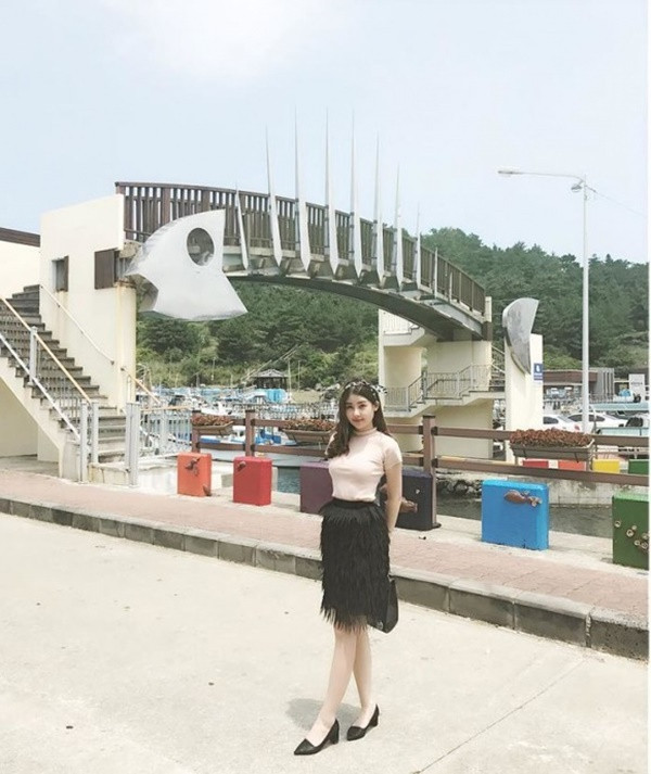 Dù bị chê bai nhan sắc, nhưng ở đời thường, Lê Âu Ngân Anh lại khoe nhan sắc khá trẻ trung, xinh đẹp. Cô cũng có cuộc sống cực sang chảnh, sành điệu khi bao quanh là hàng hiệu. Đặc biệt, tân Hoa hậu Đại dương cũng đam mê với những chiếc túi xách và nhiều món đồ thời trang đắt tiền.
