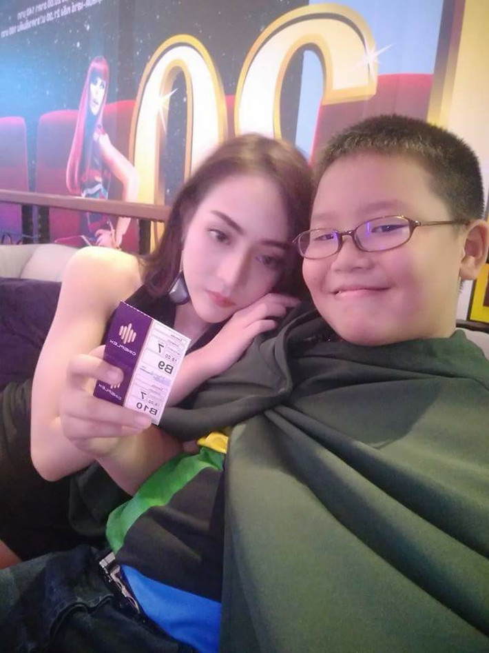 Nhiều thanh niên cô đơn dịp Noel còn nóng mắt hơn khi thấy cặp đôi này dùng tay tạo hình trái tim.