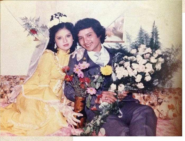 Nghệ sĩ hài Chí Trung và vợ Ngọc Huyền đẹp đôi trong bộ ảnh cưới hơn 30 năm về trước. Theo tiết lộ của Ngọc Huyền, Chí Trung là mối tình đầu và duy nhất của chị. Hai người đã yêu nhau 7 năm trước khi tổ chức đám cưới vào năm 1986.