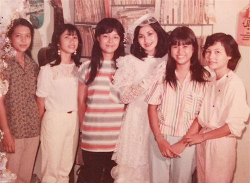 Bức ảnh cưới của Thanh Lam năm 18 tuổi vẫn được lưu giữ trong cuốn sổ album gia đình. Cô dâu trẻ để tóc ngang vai, diện váy cưới trắng và đeo găng tay ren, nổi bật trong đám bạn vì vẻ xinh đẹp đài các. Tuy nhiên, cuộc hôn nhân với bạn trai đầu tiên đến nhanh cũng vội qua nhanh. Nhiều năm sau, Thanh Lam bén duyên với nhạc sĩ Quốc Trung.