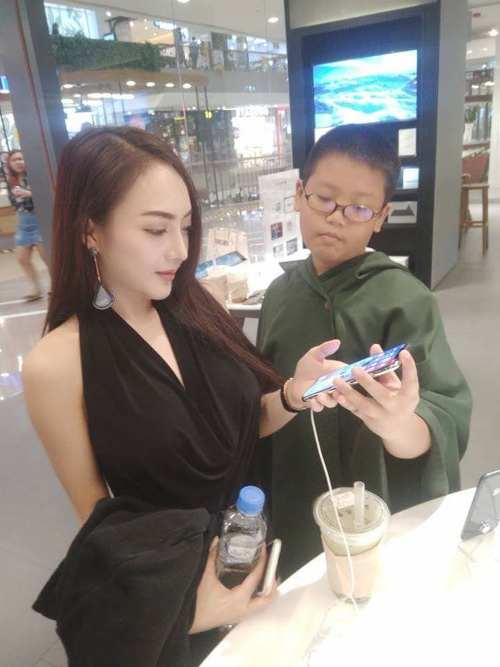 Cộng đồng mạng thắc mắc cậu nhóc có phải con nhà đại gia hay được thừa kế gia tài kếch sù mà chịu chơi như vậy? Bên cạnh đó, một số người cho rằng họ chỉ diễn để thu hút sự chú ý. Theo tìm hiểu của người viết, cậu bé trong ảnh tên Nantapong Kidwanpattana, là diễn viên hài 10 tuổi có gần 4.000 follow Facebook cá nhân.