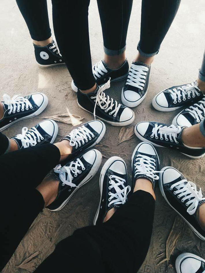 Các nhãn giày được các bạn học sinh yêu thích nhất chính là Converse, Vans… hoặc đơn giản chỉ là Thượng Đỉnh. Bởi Vans và Converse là những loại giày với giá phổ thông và hợp với túi tiền của các bạn học sinh - sinh viên.