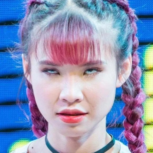Khởi My đang ngủ hay đang thức?